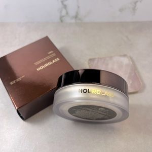Hourglass Brand New Never Opened
Veil™ Translucent Setting Powder - Talc Free